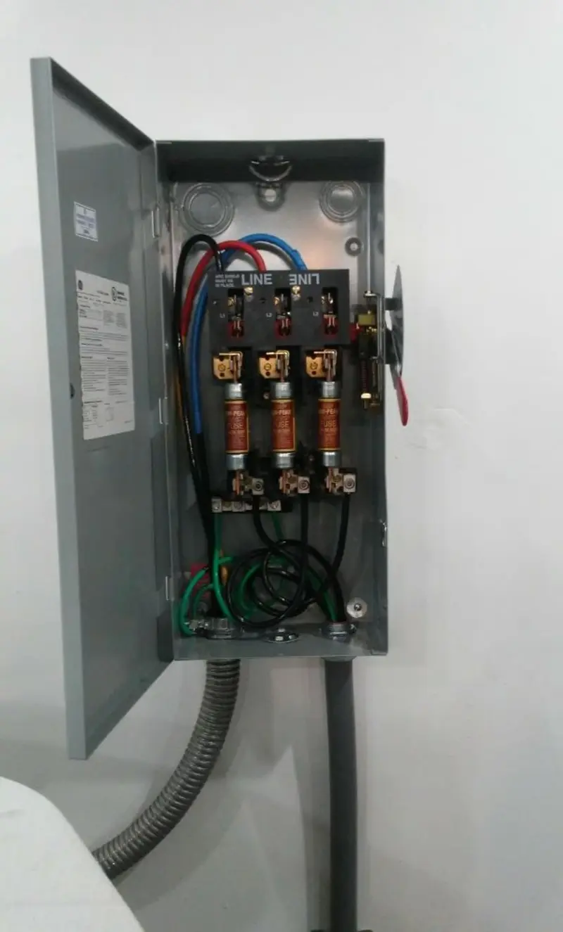 Three-phase disconnect switch installed for Smoke Detector Installation in Seagoville